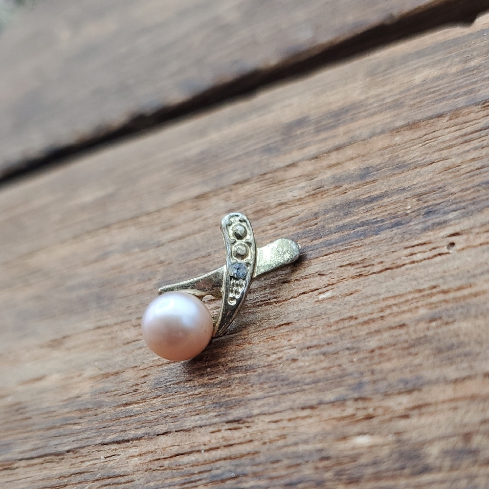 Elegant Faux Pearl X Accent Pendant in Gold Tone P410